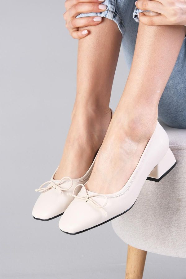 Mio Gusto Mio Gusto Bellamy Beige Women's Short Heeled Shoes with Bow Detail.