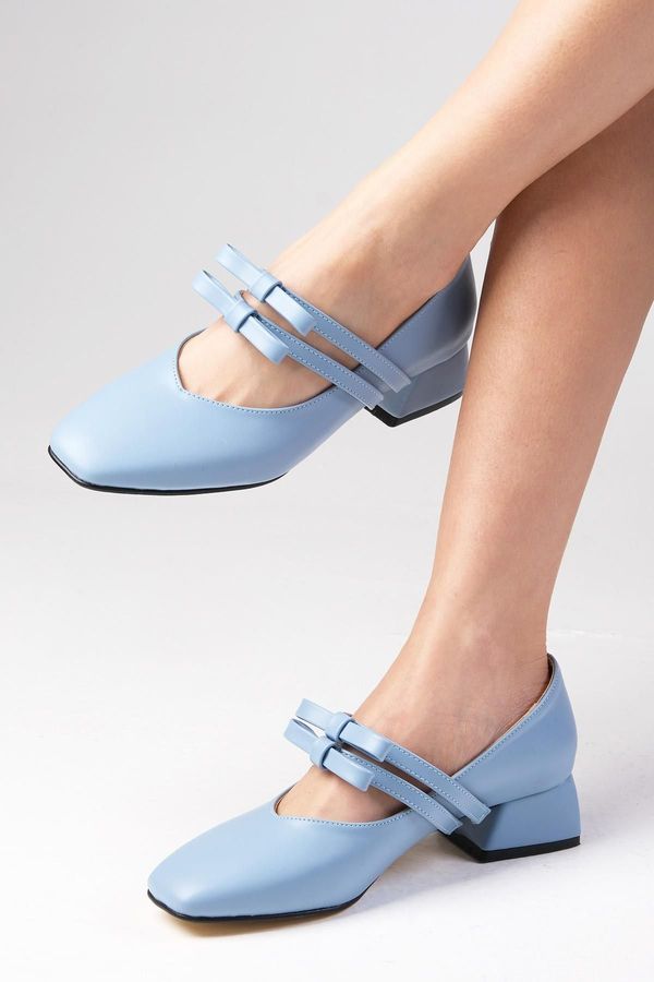 Mio Gusto Mio Gusto Britney Blue Women's Flat Toe Short Heeled Shoes