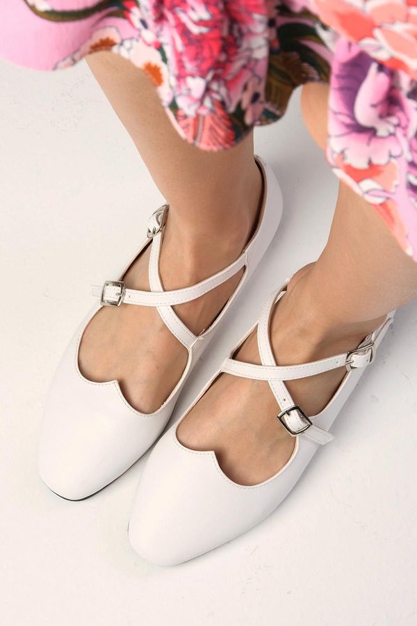 Mio Gusto Mio Gusto Dafne Women's Flat Shoes with Flat Toe Flat Shoes in White.