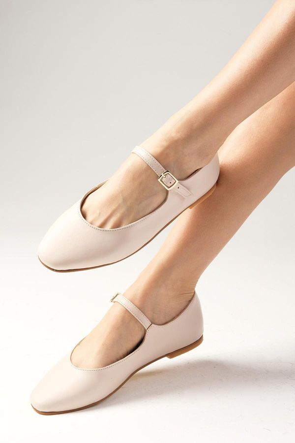 Mio Gusto Mio Gusto Gillian Women's Beige Flat Toe Flat Shoes.