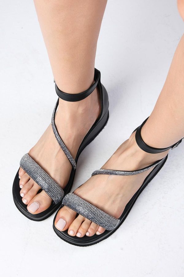 Mio Gusto Mio Gusto Kayra Black Color Cross Stone Banded Women's Sandals