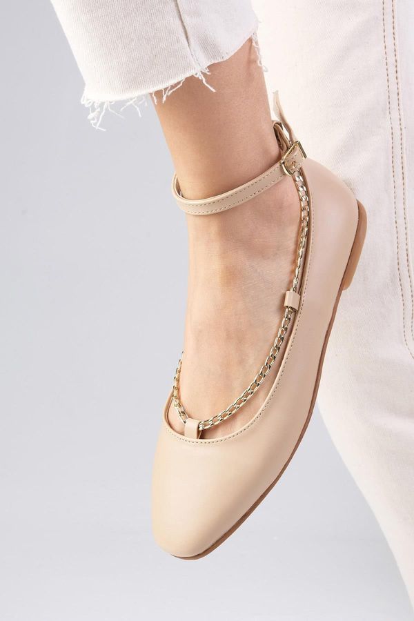 Mio Gusto Mio Gusto Nude Women's Flat Toe Flat Shoes with Chain Accessory