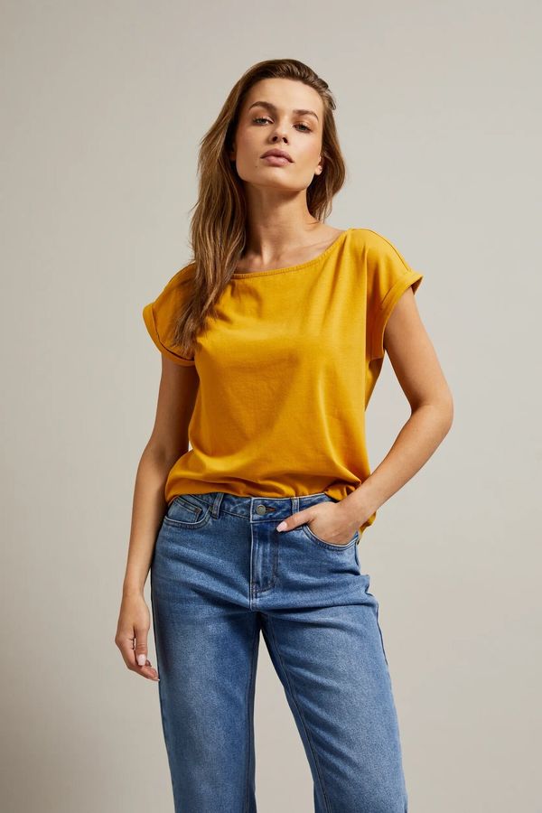 Moodo Mustard T-shirt with round neckline