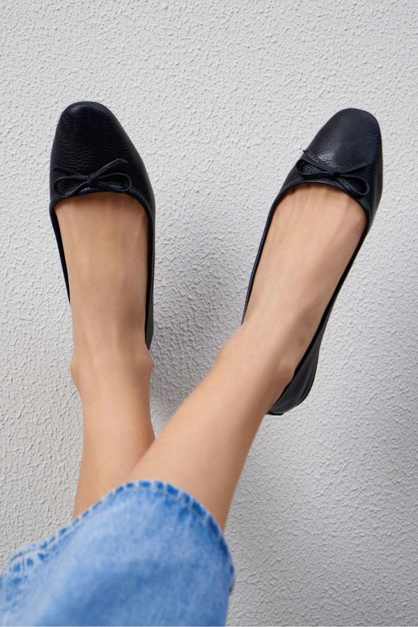 NİŞANTAŞI SHOES NİŞANTAŞI SHOES Stony Black Genuine Leather Women's Flat-Heeled Flat Shoes with Bow Detail.