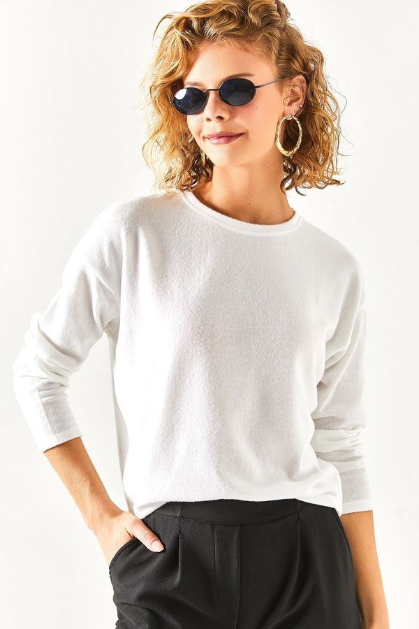 Olalook Olalook Women's White Crewneck Bat Soft-textured Blouse