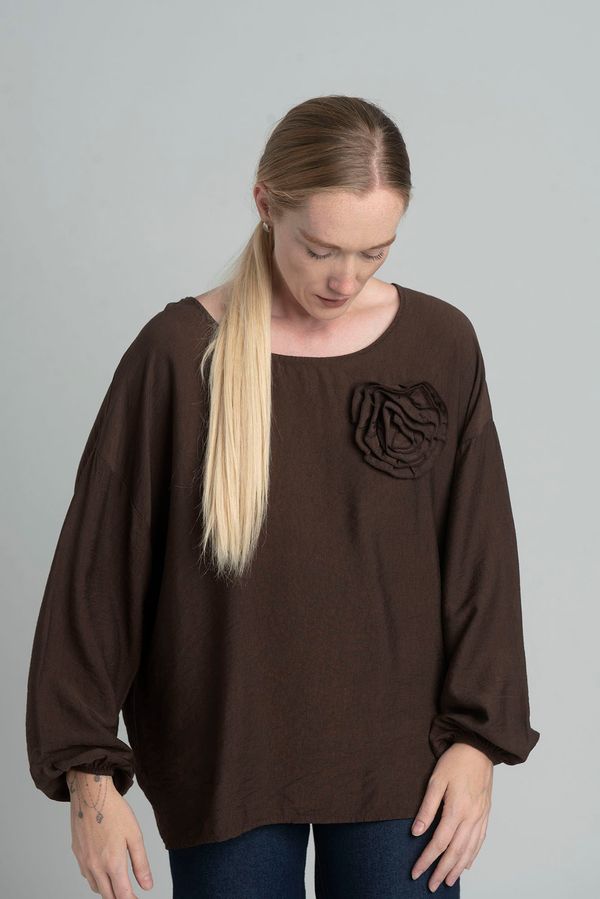 FASHION Oversized chocolate blouse with a decorative flower