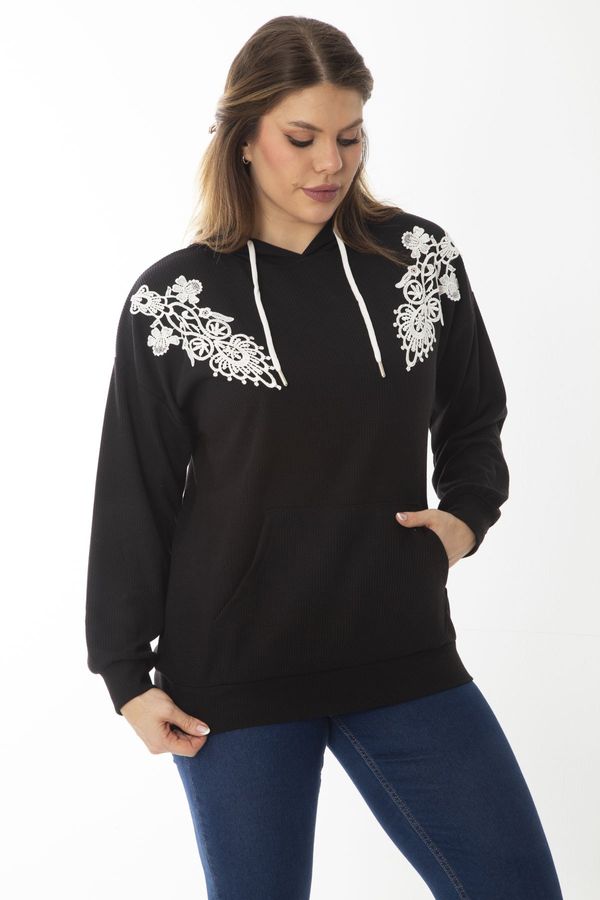 Şans Şans Women's Plus Size Black Appliqued Lace And Hood Detailed Sweatshirt with Kangaroo Pocket