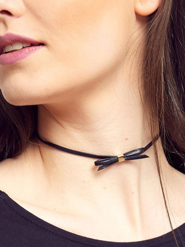 Yups Skai necklace with bow-shaped tag