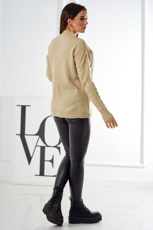 Kesi Sweater draped over the head with fashionable beige fabric