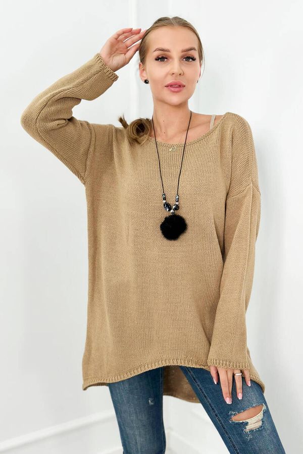 Kesi Sweater with Camel necklace