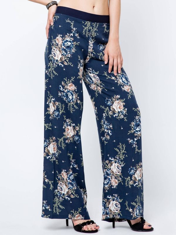 GNGbasic Swedish trousers decorated with a print in navy blue roses