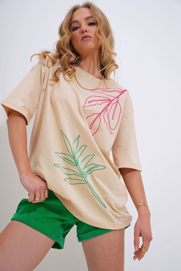 Trend Alaçatı Stili Trend Alaçatı Stili Women&#39;s Beige Crew Neck Flock Printed T-Shirt