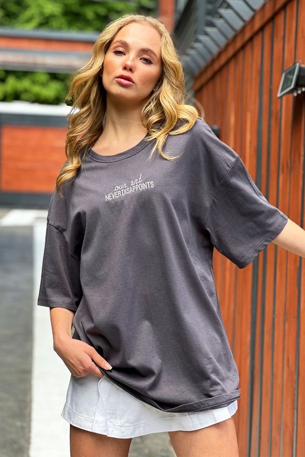 Trend Alaçatı Stili Trend Alaçatı Stili Women's Anthracite Crew Neck Front Embroidered Oversize T-Shirt