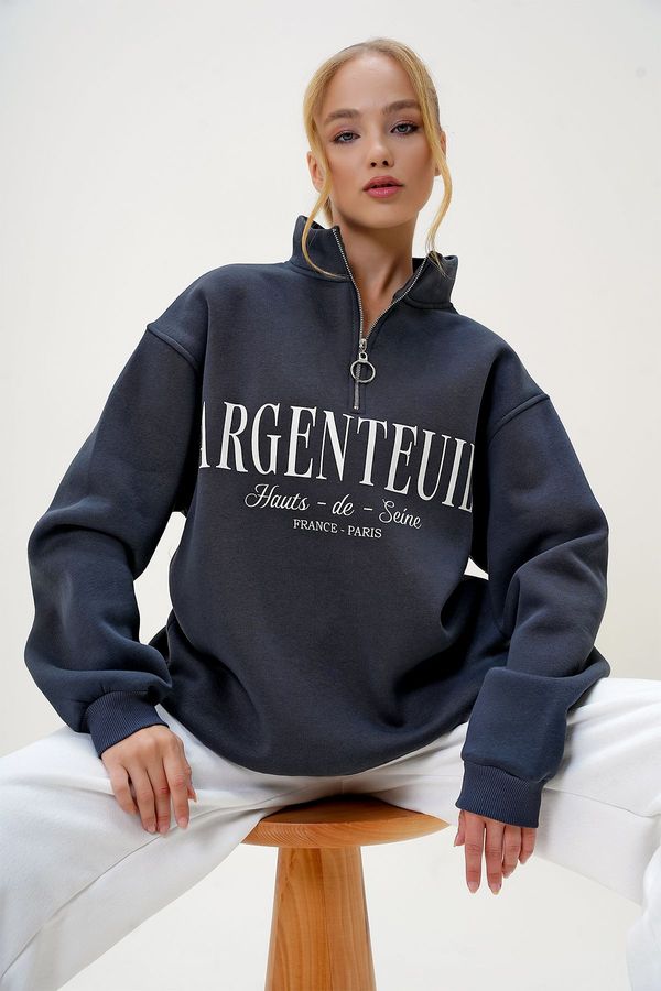 Trend Alaçatı Stili Trend Alaçatı Stili Women's Anthracite Half Turtleneck Front Text Printed Zippered Sweatshirt with Raised Inside