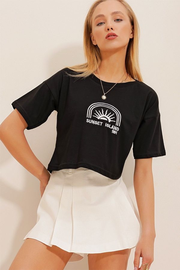 Trend Alaçatı Stili Trend Alaçatı Stili Women's Black Crew Neck Embroidered Cotton Crop T-Shirt