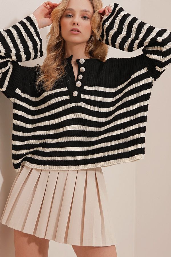 Trend Alaçatı Stili Trend Alaçatı Stili Women's Black Crew Neck Gold Buttoned Striped Knitwear Sweater