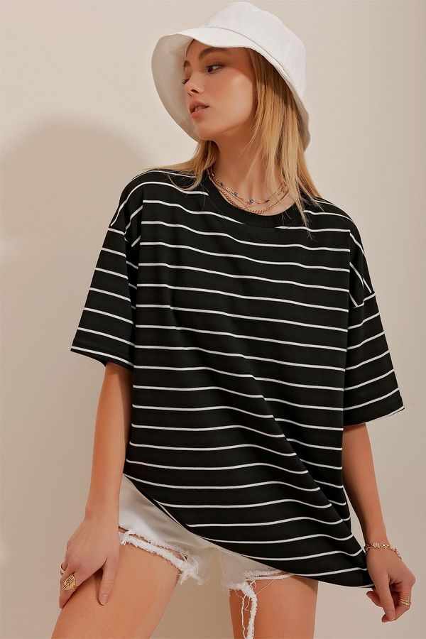 Trend Alaçatı Stili Trend Alaçatı Stili Women's Black Crew Neck Striped Oversize T-Shirt