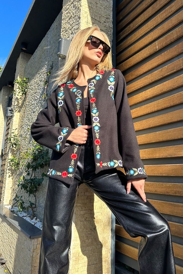 Trend Alaçatı Stili Trend Alaçatı Stili Women's Black Embroidered Lined Cashmere Jacket