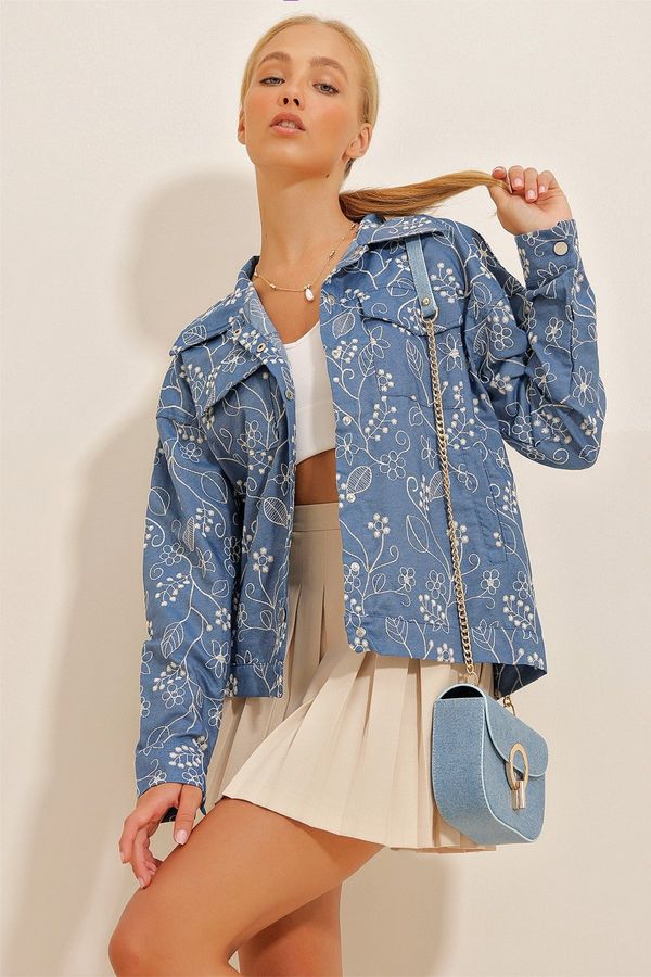 Trend Alaçatı Stili Trend Alaçatı Stili Women's Blue Double Pocket Scalloped Embroidery Crop Jacket