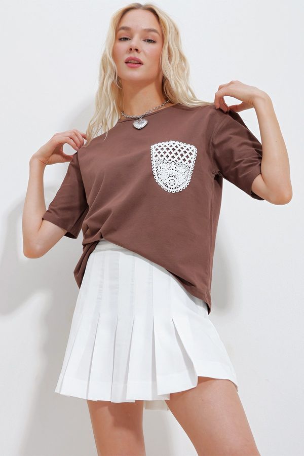 Trend Alaçatı Stili Trend Alaçatı Stili Women's Brown Crew Neck Guipure Pocket T-Shirt