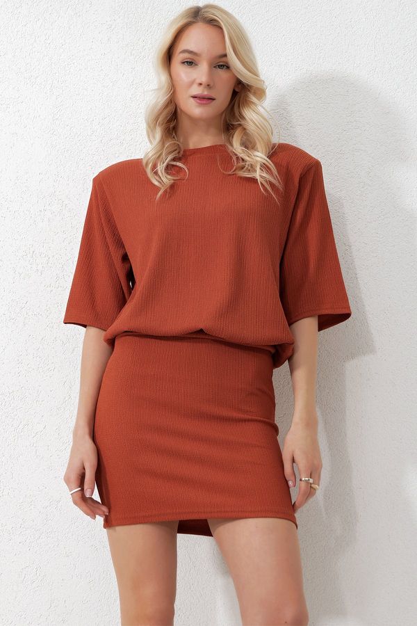 Trend Alaçatı Stili Trend Alaçatı Stili Women's Cinnamon Crew Neck Waist Fitted Shoulder Padded Dress
