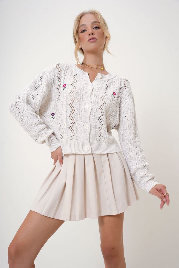 Trend Alaçatı Stili Trend Alaçatı Stili Women's Cream Crew Neck Floral Embroidered Knitted Cardigan