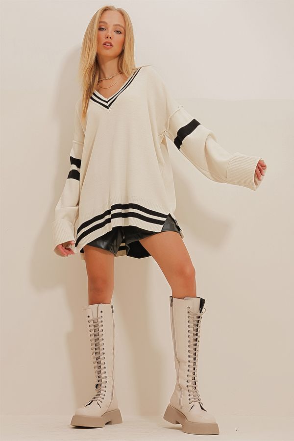 Trend Alaçatı Stili Trend Alaçatı Stili Women's Cream V-Neck Stripe Block Side Slit Oversize Sweater