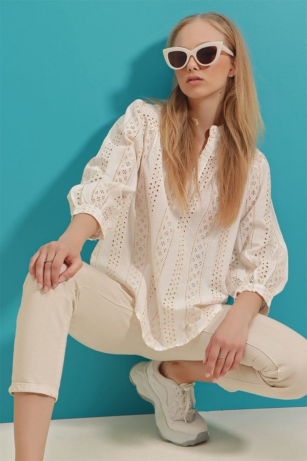 Trend Alaçatı Stili Trend Alaçatı Stili Women's Ecru Judge Collar Scalloped And Embroidered Linen Woven Blouse