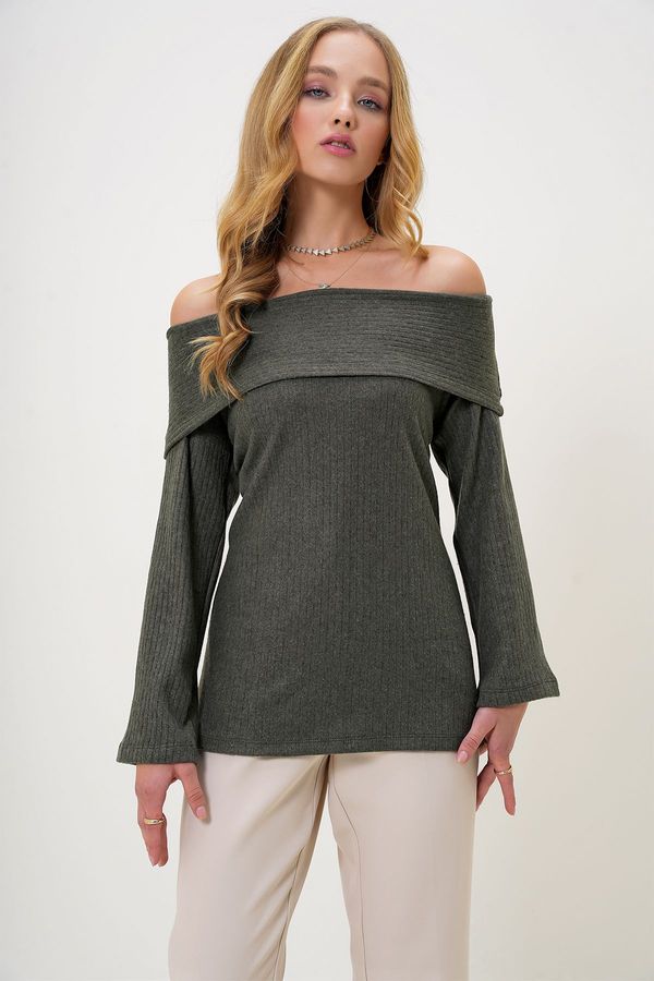 Trend Alaçatı Stili Trend Alaçatı Stili Women's Khaki Madonna Collar Interlock Fabric Blouse