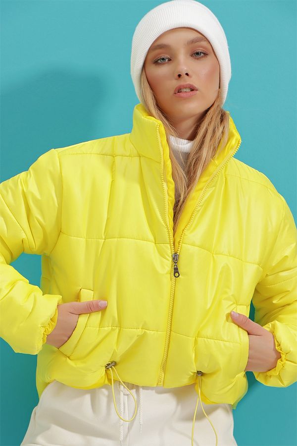 Trend Alaçatı Stili Trend Alaçatı Stili Women's Light Yellow Standing Collar Double Pocketed Inflatable Puffer Coat with Elastic Waist