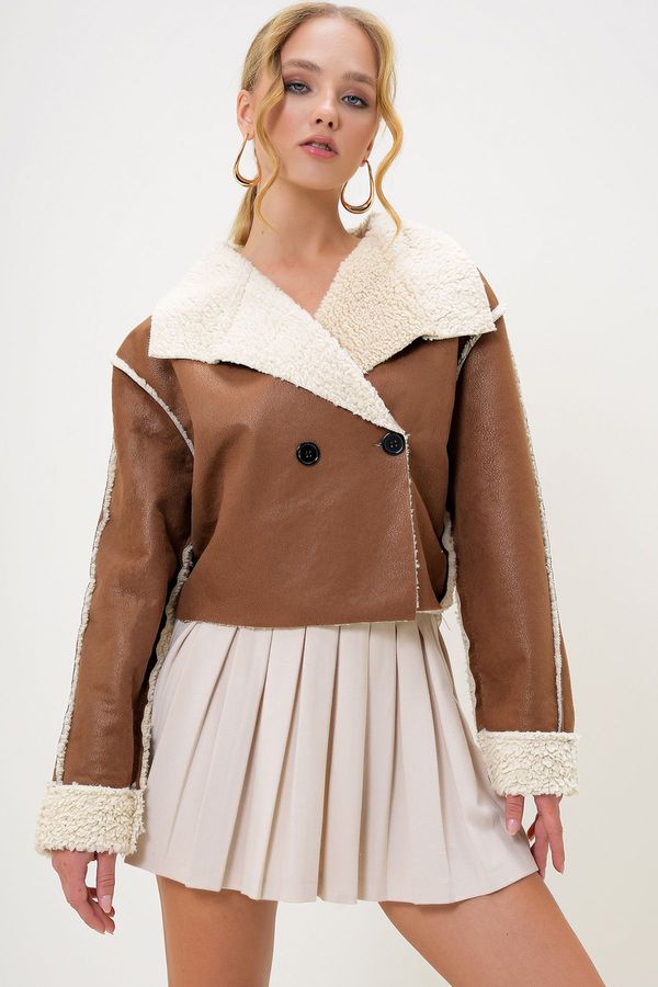Trend Alaçatı Stili Trend Alaçatı Stili Women's Tan Double Breasted Reverse Stitched Inside Beaded Plush Faux Leather Short Jacket