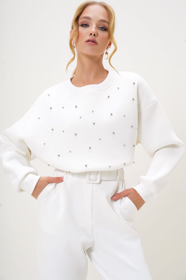 Trend Alaçatı Stili Trend Alaçatı Stili Women's White Crew Neck Front Pearl Embellished Three Thread Raised Sweatshirt