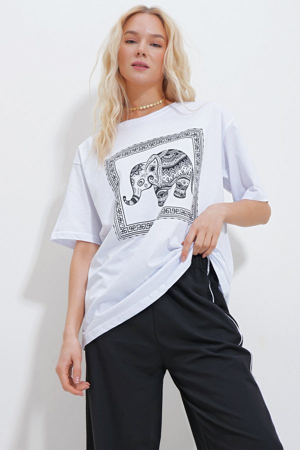 Trend Alaçatı Stili Trend Alaçatı Stili Women's White Crew Neck Stoned Elephant Printed Oversize T-Shirt