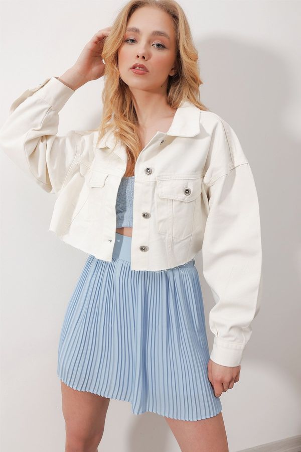 Trend Alaçatı Stili Trend Alaçatı Stili Women's White Double Pocket Buttoned Front Laser Cut Crop Jean Jacket