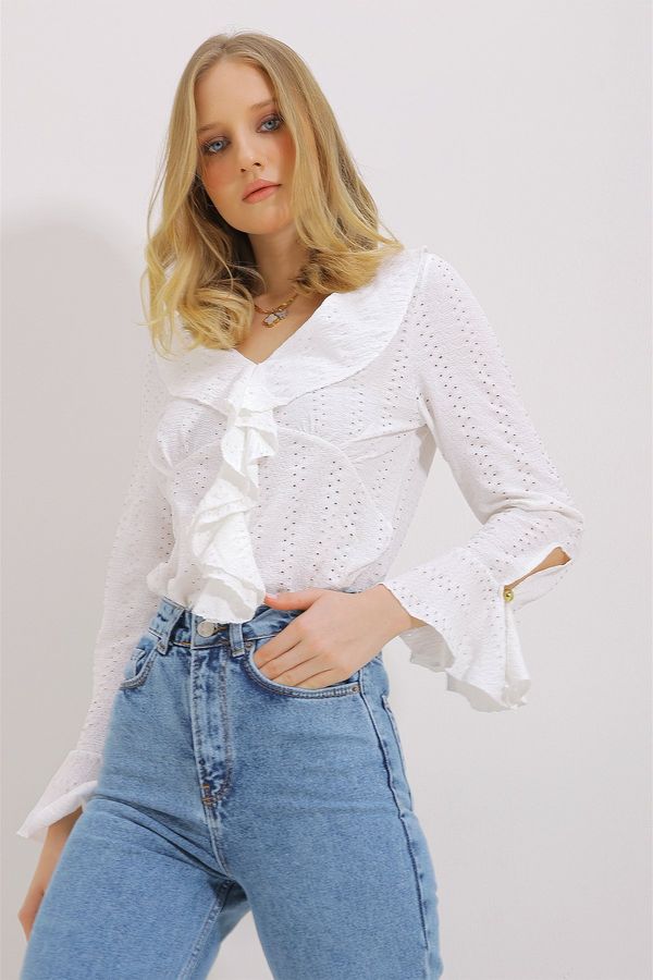 Trend Alaçatı Stili Trend Alaçatı Stili Women's White Long Sleeve V Neck Jacquard Frilly Blouse