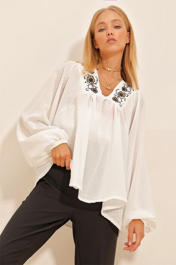 Trend Alaçatı Stili Trend Alaçatı Stili Women's White V Neck Embroidered Textured Blouse