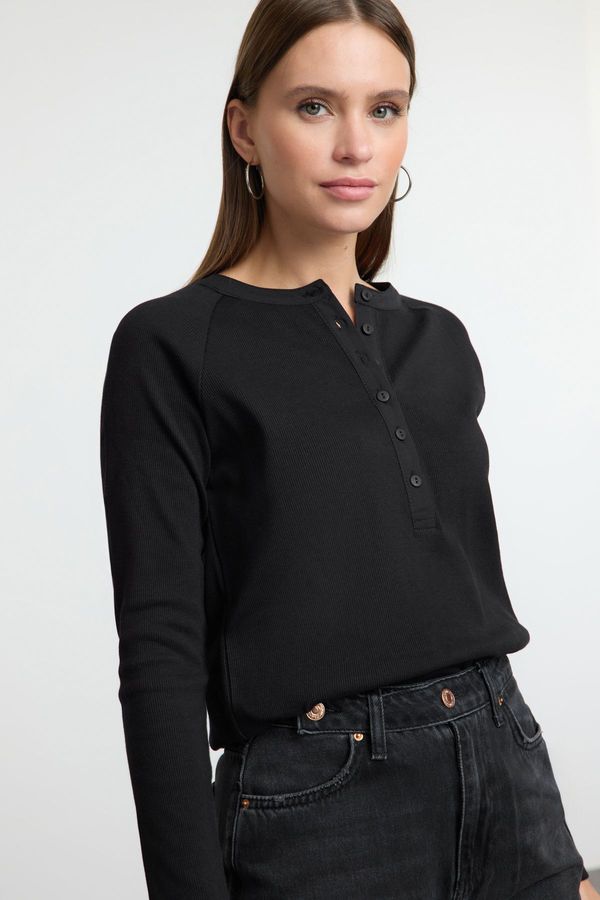 Trendyol Trendyol Black Buttoned Regular/Normal Cut Ribbed Flexible Regular Length Knitted Blouse