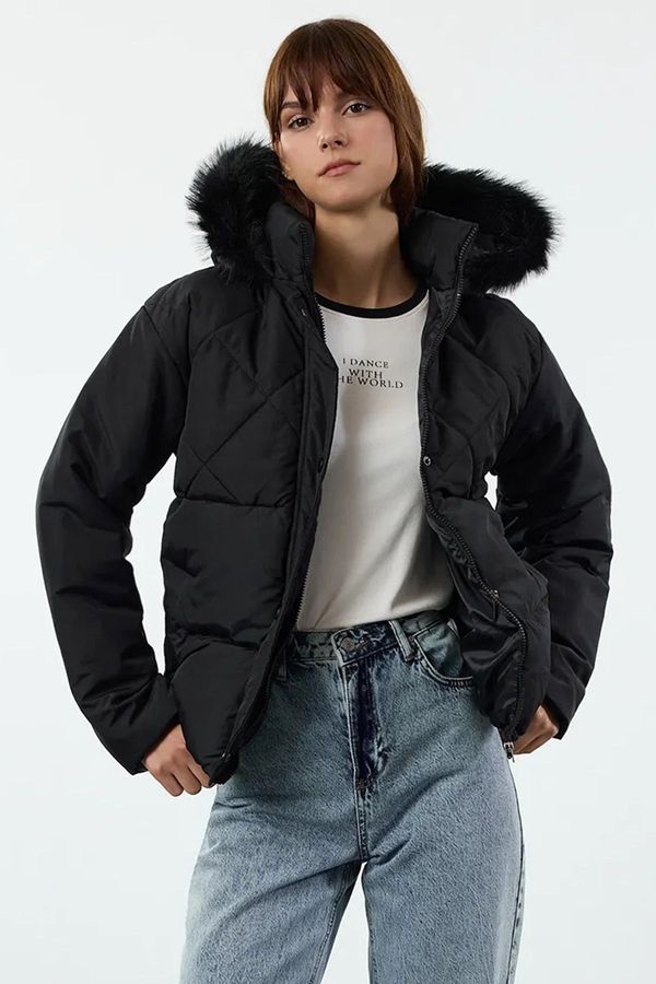 Trendyol Trendyol Black Regular Fit Fur Detailed Hooded Puffer Jacket