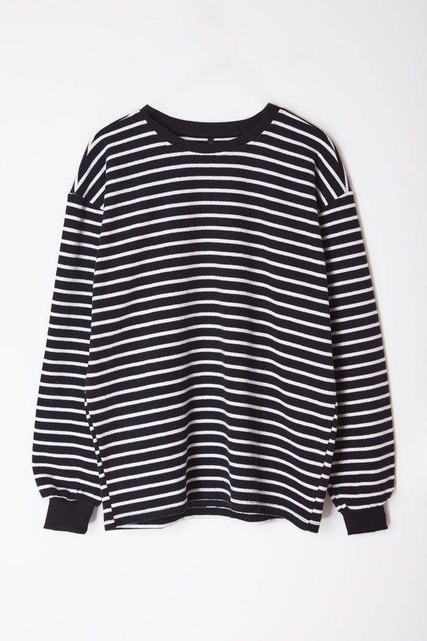 Trendyol Trendyol Black-White Oversize/Wide Cut Soft Textured Sweatshirt