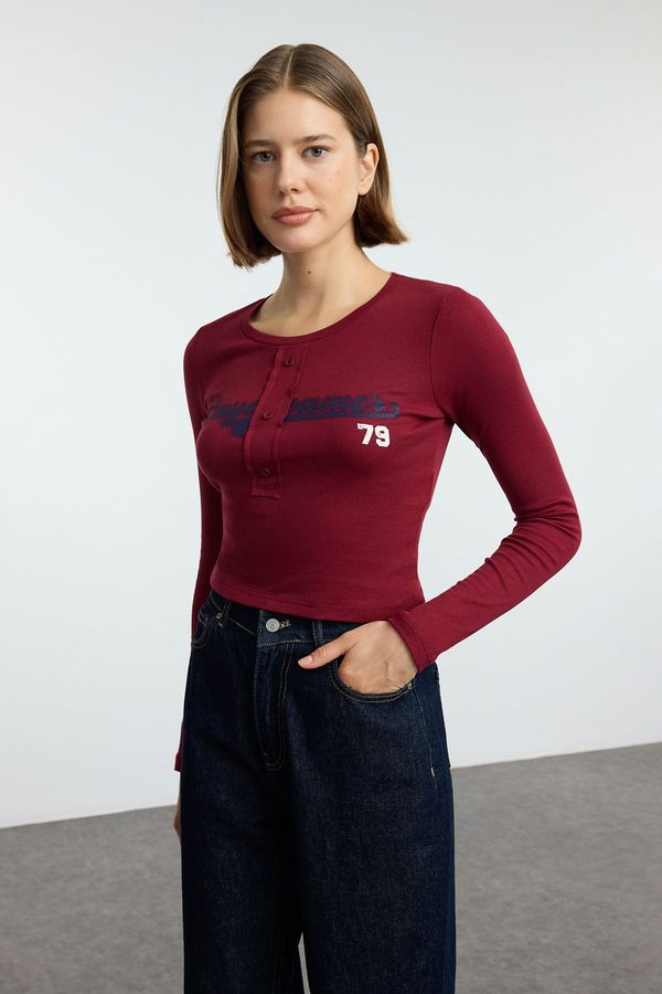 Trendyol Trendyol Claret Red Slogan Printed Fitted/Fits Body Flexible Rib Crop Knit Blouse