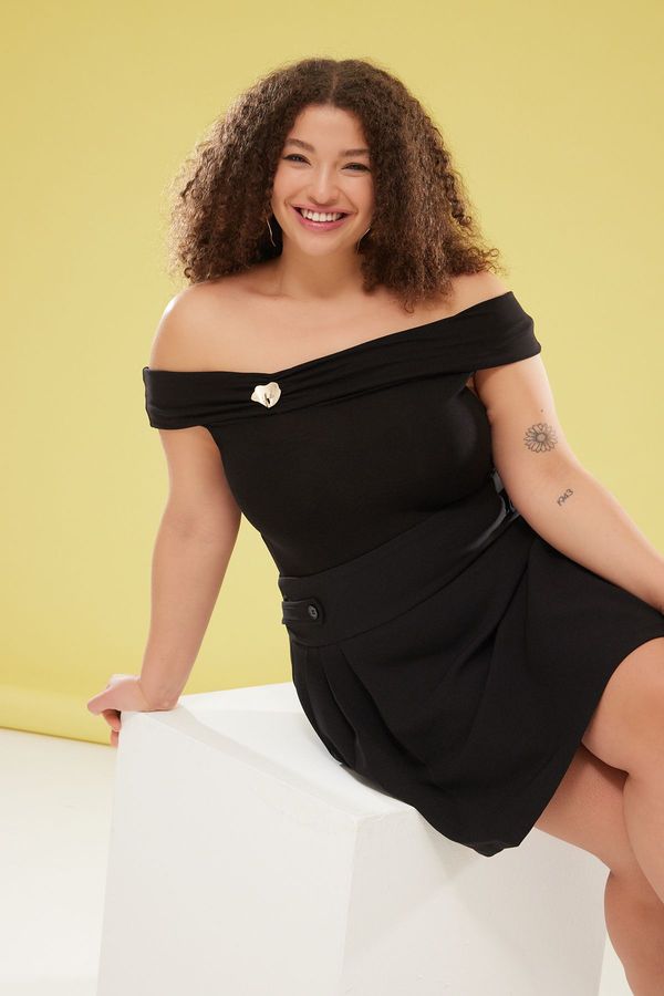 Trendyol Trendyol Curve Black Carmen Collar Brooch Detailed Knitted Plus Size Blouse