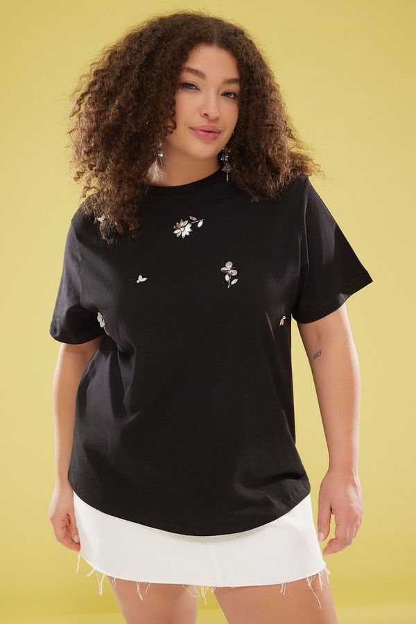 Trendyol Trendyol Curve Black Crew Neck Floral Embroidered Knitting Plus Size T-shirt