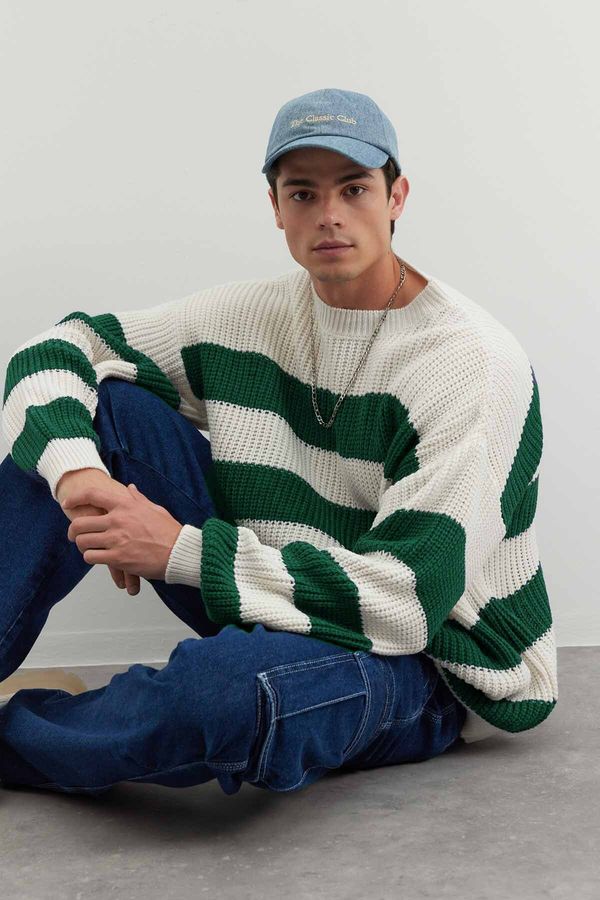 Trendyol Trendyol Dark Green Casual Oversize Fit Wide Pattern Crew Neck Striped Knitwear Sweater