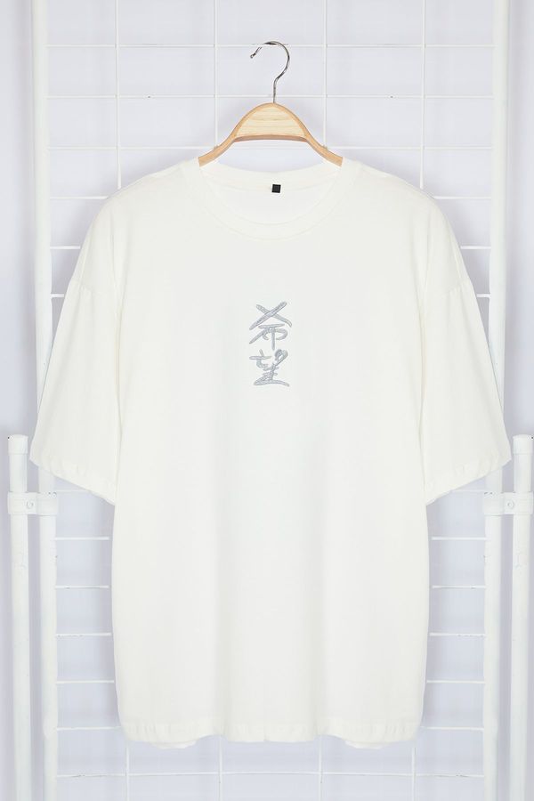Trendyol Trendyol Ecru Oversize Short Sleeve Far Eastern Embroidery/Back Print T-shirt