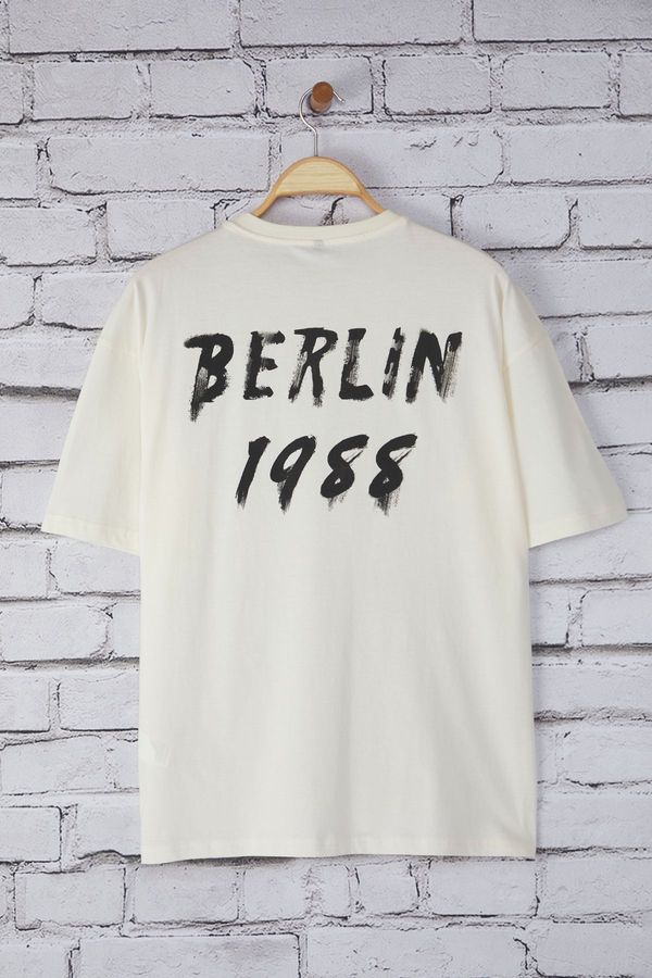 Trendyol Trendyol Ecru Oversize/Wide Cut Berlin Back Printed 100% Cotton T-Shirt
