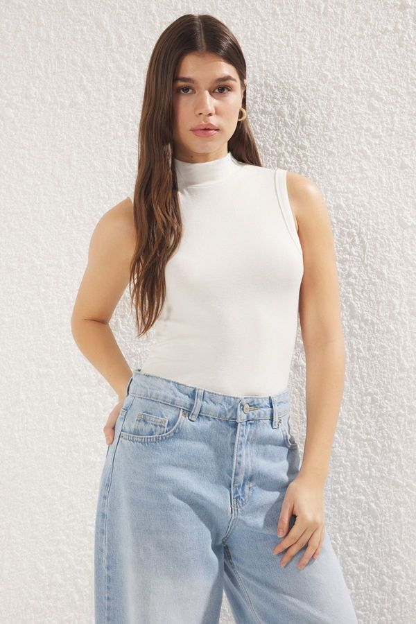 Trendyol Trendyol Ecru Soft Fabric Fitted/Body-Sit Stand-up Collar Sleeveless Flexible Knitted Blouse