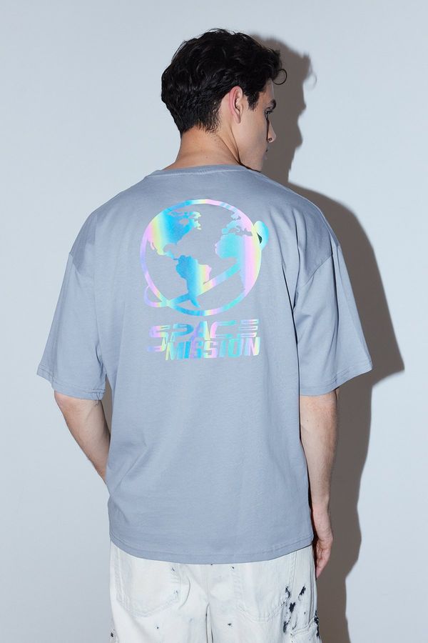 Trendyol Trendyol Gray Oversize/Wide Cut 100% Cotton Back Galaxy Hologram Printed T-shirt