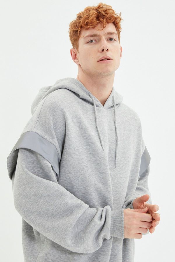 Trendyol Trendyol Gray Oversize/Wide Cut Hooded Sweatshirt with Reflective Detail and Fleece Inside