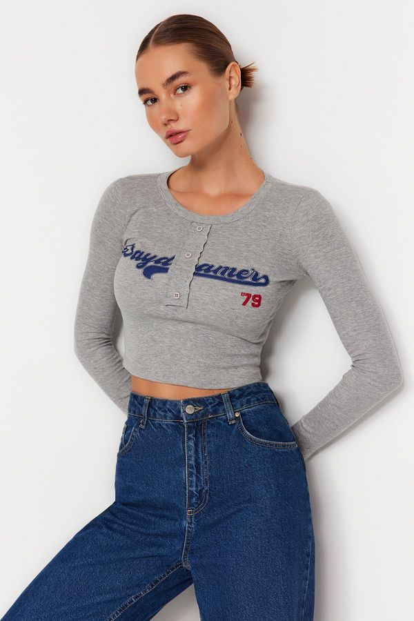 Trendyol Trendyol Gray Slogan Printed Fitted/Situated Stretch Rib Crop Knitted Blouse