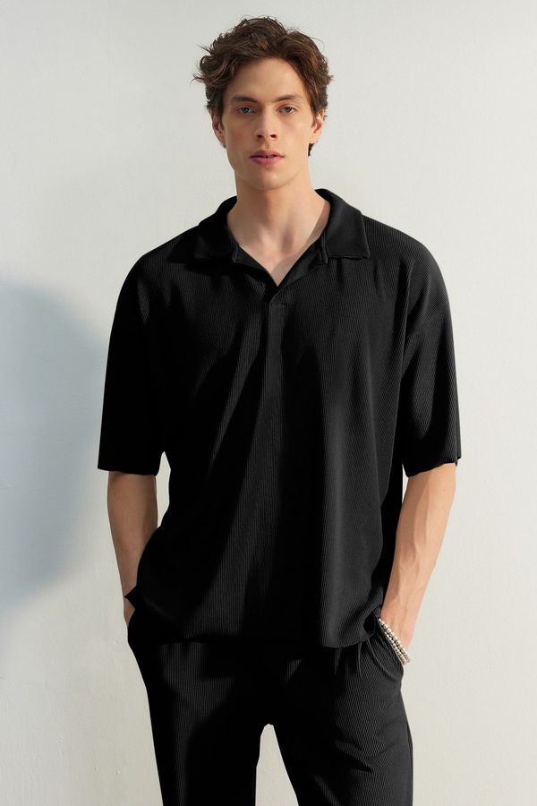 Trendyol Trendyol Limited Edition Black Oversize/Wide Fit Textured Anti-Wrinkle Polo Neck T-Shirt